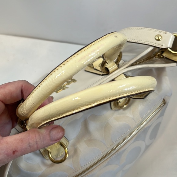Coach Logo Hobo Bag/Ivory color, creamy yellow accents. Removable Shoulder Strap - Picture 6 of 10